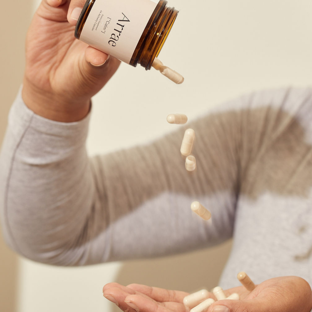 Pouring Arrae Calm Capsules