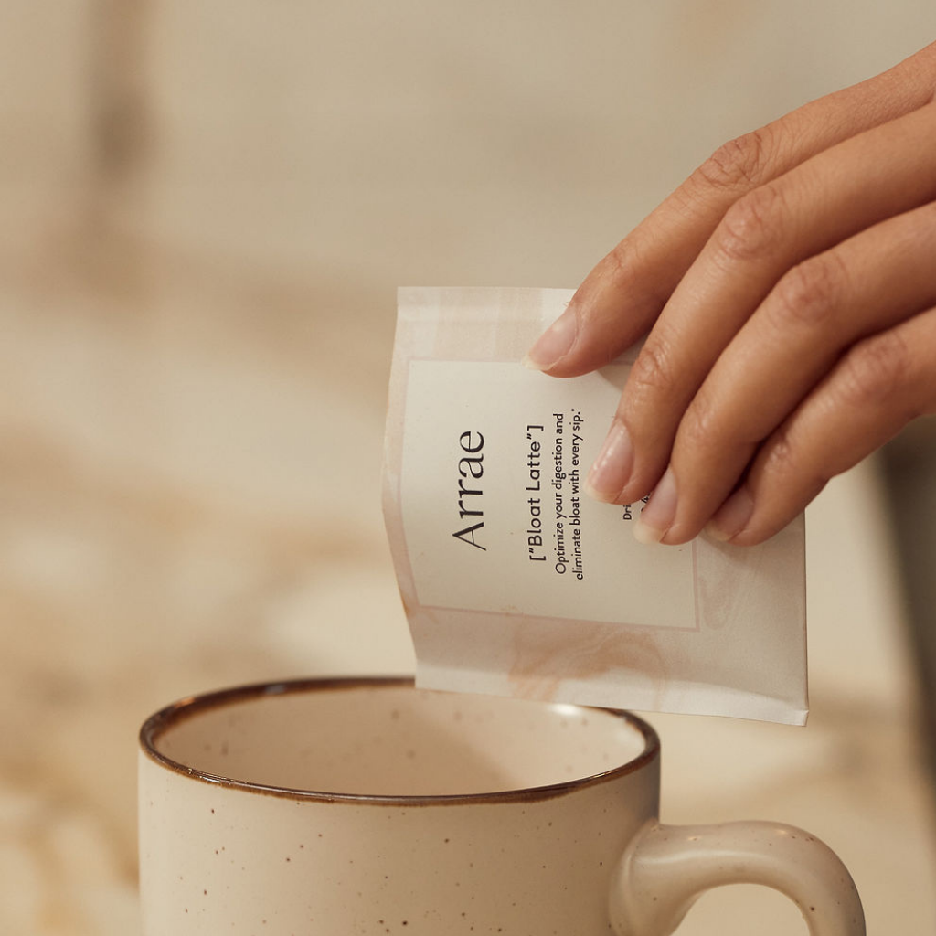 Arrae Bloat Latte sachet pouring into mug