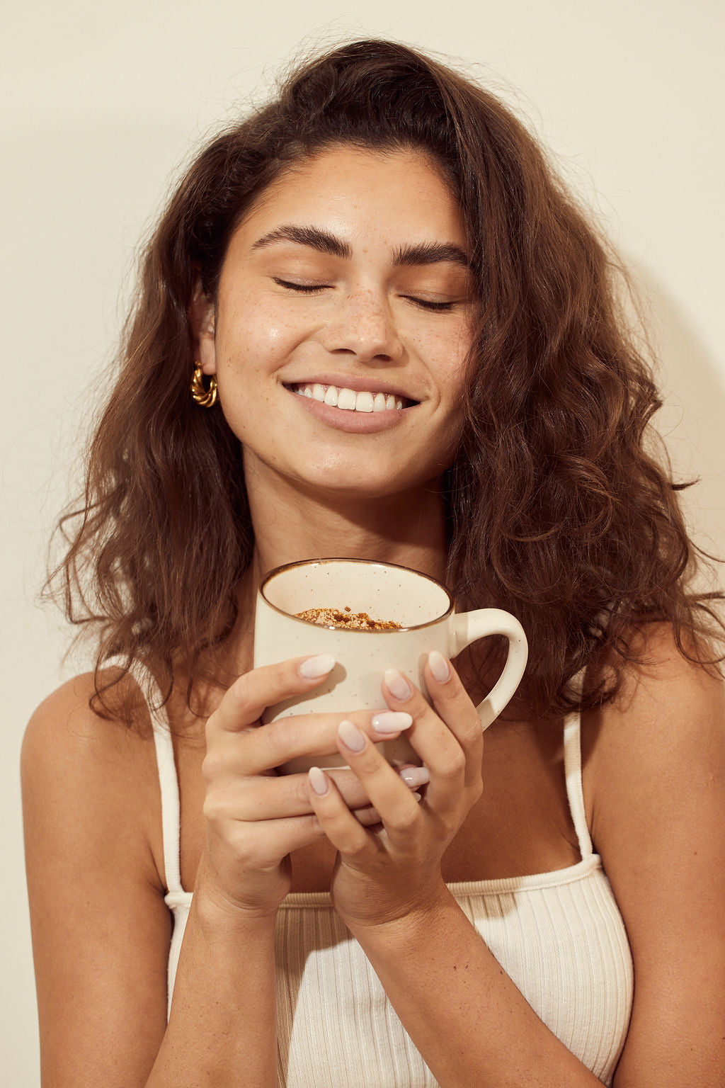 Woman holding mug with Arrae Bloat Latte inside