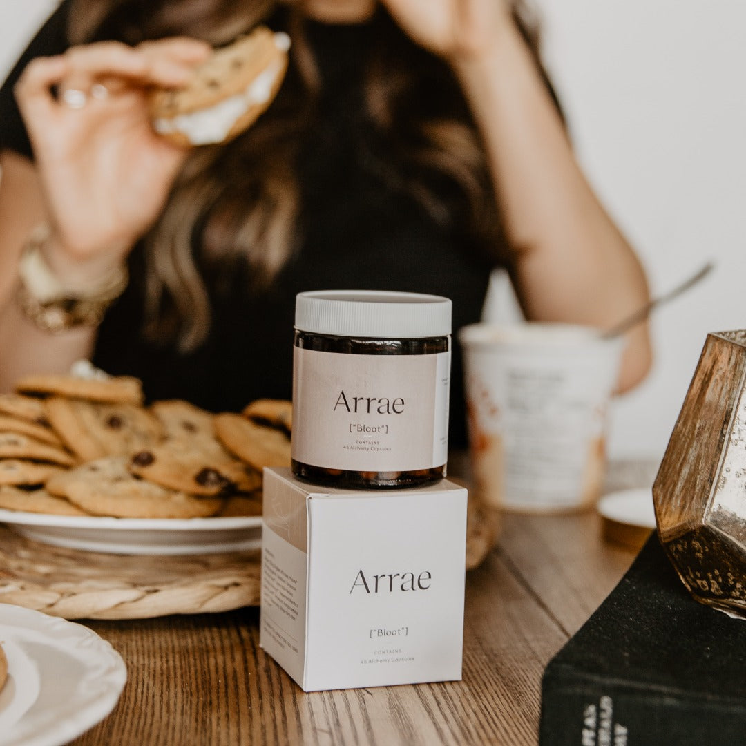 Arrae Bloat Supplement on top of Box - A bottle of 45 capsules with natural ingredients, designed to support digestive health and reduce bloating.